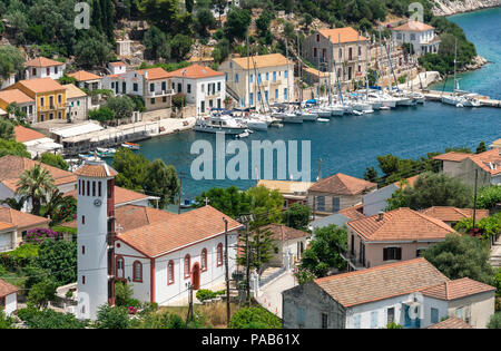 Mit Blick auf das Dorf und den Hafen von Kioni auf der nordöstlichen Seite der Insel Ithaka, Ionische Meer, Griechenland Stockfoto