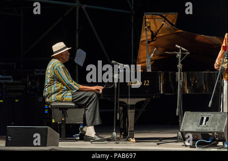 Rom, Italien. 19. Juli 2018. Der große Pianist, Thelonious Monk, die inspiriert ihn und Duke Ellington, von wem er war ein Freund und, wen er als zweiter Vater, hatte immer die Afrikanische Musik als Referenz. Auf 19/07/2018 er live im Casa del Jazz in Rom während der "Roma Jazz Festival" zusammen mit Alex Blake am Kontrabass, Neil Clarke auf afrikanische Percussion, Billy Harper am Tenorsaxophon und TK Blau auf Altsaxophon durchgeführt. Randy Weston Credit: Leo Claudio De Petris/Pacific Press/Alamy leben Nachrichten Stockfoto