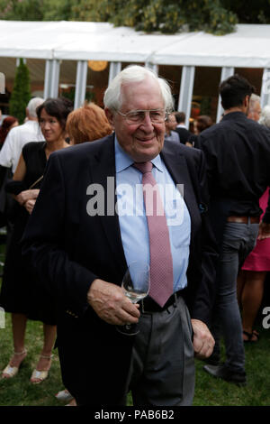 Der ehemalige Minister? Präsident von Rheinland-Pfalz und Thüringen Bernhard Vogel vor der Premiere des "nibelungenfestspielen" in Worms. Der ehemalige Minister? Präsident von Rheinland-Pfalz und Thüringen Bernhard Vogel Schauspieler, Politiker und andere VIPs nahmen an der Eröffnung der Nibelungen-festspiele Nibelungen-Festspiele (2018) in Worms. Das Spiel in der 17. Saison des Festivals ist der iegfrieds Erben" (Siegfried's Erben) von Autoren Feridun Zaimoglu und Günter Senkel genannt, und von Roger Vontobel geleitet. Es beginnt, in der die traditionelle Lied der Nibelungen endet und zeigt die a Stockfoto