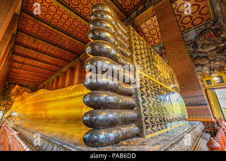 Golden liegenden Buddha im Tempel Wat Pho in Bangkok, Thailand. Stockfoto