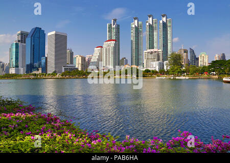 Skyline von Bangkok mit Spiegelungen im See, Thailand. Stockfoto