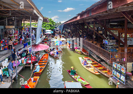 Schwimmender Markt mit Obst, Gemüse und andere Artikel aus der kleinen Boote verkauft, in Damnoen Saduak, Thailand Stockfoto