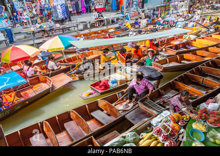 Schwimmender Markt mit Obst, Gemüse und andere Artikel aus der kleinen Boote verkauft, in Damnoen Saduak, Thailand Stockfoto