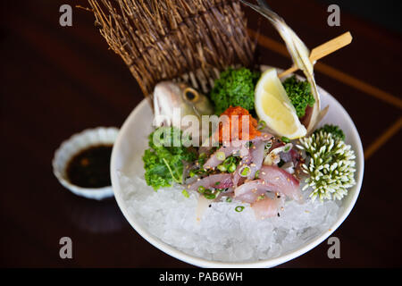 Frisch gefangenen Aji sashimi Stil mit dem Körper für eine elegante Präsentation serviert Schnitt Stockfoto