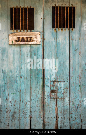 Detail einer rustikalen Gefängnis Tür mit Balken auf dem Windows Stockfoto