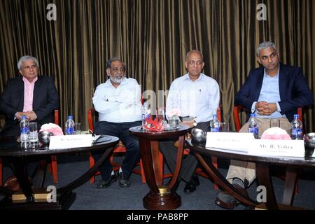 New Delhi, Indien. 20. Juli 2018. (L - R) Dr S.S. Gupta, Senior Development Officer, Abteilung für Industriepolitik und Förderung, Ministerium für Handel und Industrie, Anil Jauhri, CEO, National Accreditation Board für Zertifizierungsstellen (NABCB) Vivek Jhangiani, die alle Indien Toy Manufacturers Association (TAITMA) Während der Podiumsdiskussion auf indischen Spielzeugindustrie Credit: Jyoti Kapoor/Pacific Press/Alamy leben Nachrichten Stockfoto