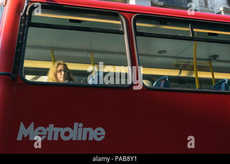 Dame suchen aus dem Fenster auf eine London Bus Stockfoto