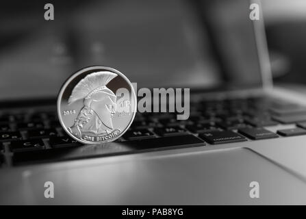 Titan bitcoin Münze Symbol auf dem Laptop. Konzept der Währung, crypto Währung unterzeichnen. Blockchain Bergbau. Digitales Geld und virtuelle cryptocurrency Konzept. Bussiness, Werbung. Stockfoto