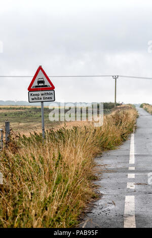 Straße Schild mit der Aufschrift "Weiße Linien" am Rande einer schmalen Feldweg in Lytham, Lancashire, UK Halten Stockfoto