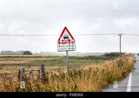 Straße Schild mit der Aufschrift "Weiße Linien" am Rande einer schmalen Feldweg in Lytham, Lancashire, UK Halten Stockfoto