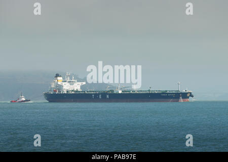 10 Versand Supertanker, THOMAS TSAKOS, in der Bucht von San Francisco, begleitet von einem Traktor Schlepper am Heck, Kalifornien, USA. Stockfoto