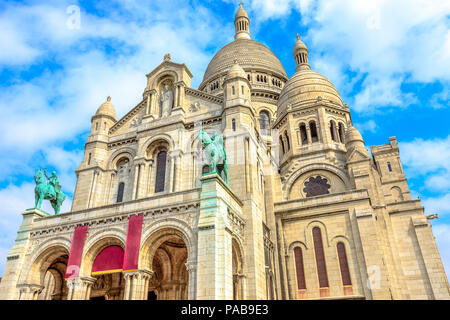 Ansicht von unten Fassade der Heiligen Herzen von Paris Kirche in Frankreich. Basilique du Sacré-Coeur de Montmartre, dem historischen Viertel von Paris. Beliebte touristische Sehenswürdigkeiten in der Hauptstadt von Frankreich. Stockfoto