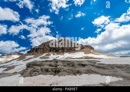 Piz Boe Peak, 3152 m, in Sella Massiv, Dolomiti, Italien. Blick auf die felsige Landschaft vom Wanderweg. Stockfoto