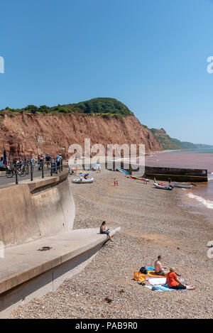 Sidmouth ein Badeort in der East Devon, England UK. Das Meer, den Strand und die Klippen von Salcombe Hügel im Osten der Stadt. Stockfoto