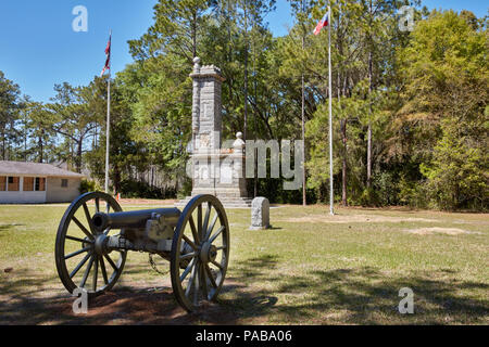 Konföderierten Denkmal am Olustee Schlachtfeld Historic State Park mit einer Kanone im Vordergrund in der Nähe von Olustee, Florida Stockfoto