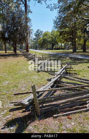 Split Schiene Zaun entlang der Eingang zum Schlachtfeld Olustee Historic State Park in Florida Stockfoto