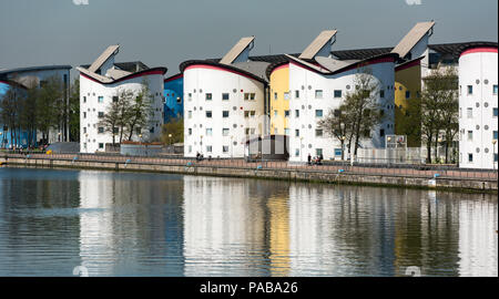 Gebäude an der Universität von East London Docklands Campus in den Gewässern des Royal Albert Dock wider Stockfoto