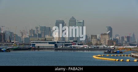 King George V Dock und London City Flughafen mit den Türmen der Finanz- und Bankenviertel Canary Wharf und die O2 im Hintergrund Stockfoto