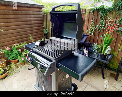 Gas BBQ in dem kleinen Garten. South Wales, UK. Stockfoto