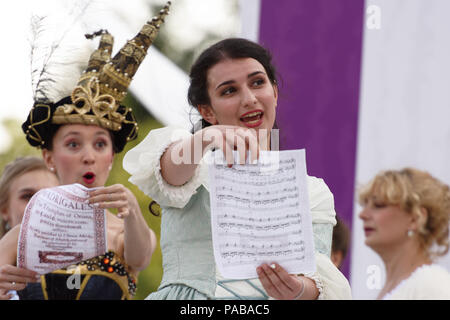 St. Petersburg, Russland - Juli 19, 2018: Akteure der Opernchor des Theaters Music Hall in der Oper Manon Lescaut im Freien durchführen während des Festiva Stockfoto