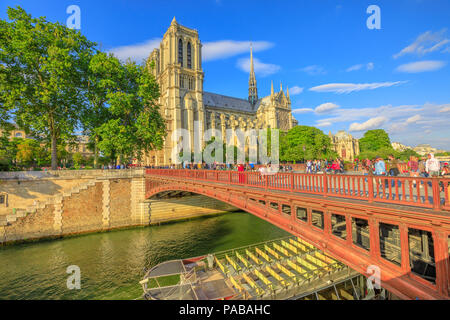 Paris, Frankreich, 1. Juli 2017: leere Bateaux-Mouches auf der Seine unter der Roten Brücke, die mit der Kathedrale Notre Dame auf der Ile de la Cite an einem sonnigen Tag und blauer Himmel im Hintergrund. Stockfoto