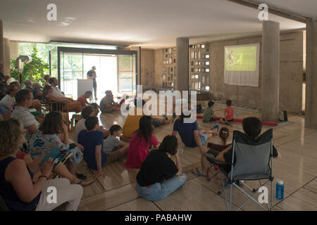 15. Juli 2018 - Familien beobachten, die 2018 WM-Finale im kommunalen Bereich der Unité d'Habitation Le Corbusier (in Zusammenarbeit konzipiert Stockfoto