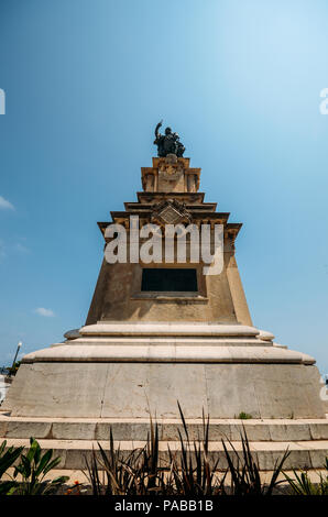 Tarragona, Spanien - 11. Juli 2018: Weitwinkelaufnahme fo Denkmal für den Aragonesischen Admiral Roger de Lluria in Tarragona Stockfoto