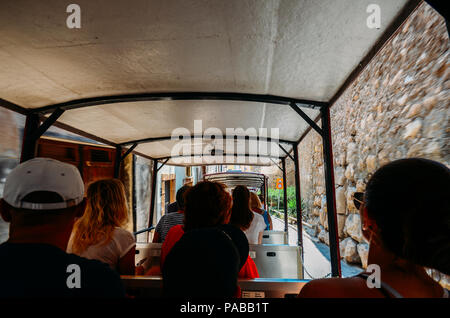 Tarragona, Spanien - 11. Juli 2018: Weitwinkel Ansicht von Innen einen touristischen Ausflug Bahn in der Altstadt von Tarragona, Katalonien, Spanien Stockfoto