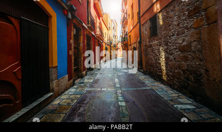 Weitwinkelaufnahme der alten engen Straßen von Tarragona, Katalonien, Spanien Stockfoto