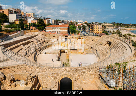 Tarragona, Spanien - 11. Juli 2018: Panoramablick auf das antike römische Amphitheater von Tarragona, Spanien, neben dem Mittelmeer - UNESCO- Stockfoto