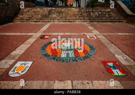 Tarragona, Spanien - 11. Juli 2018: Emblem Mosaik auf dem Boden in der Altstadt von Tarragona, Katalonien, Spanien Stockfoto