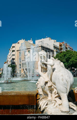 Tarragona, Spanien - 12. Juli 2018: Brunnen des Hundertjährigen dekoriert mit Skulpturen aus vier Kontinenten an der Rambla Nova im kommerziellen Centr Stockfoto