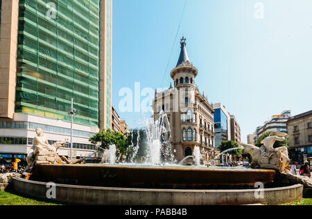 Tarragona, Spanien - 12. Juli 2018: Brunnen des Hundertjährigen dekoriert mit Skulpturen aus vier Kontinenten an der Rambla Nova im kommerziellen Centr Stockfoto