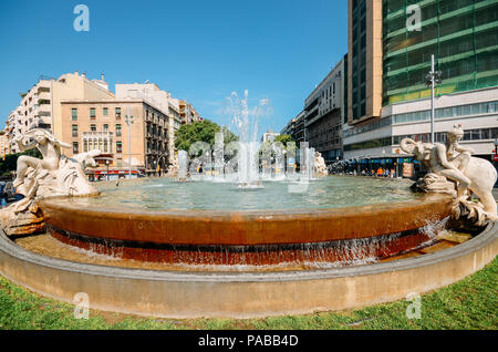 Tarragona, Spanien - 12. Juli 2018: Brunnen des Hundertjährigen dekoriert mit Skulpturen aus vier Kontinenten an der Rambla Nova im kommerziellen Centr Stockfoto