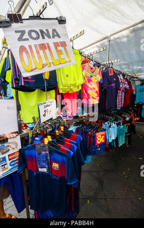 Tarragona, Spanien - 12. Juli 2018: Street Market Auslass an der Rambla Nova in Tarragona verkaufen Fußball waren einschließlich Barcelona Football Club jers Stockfoto