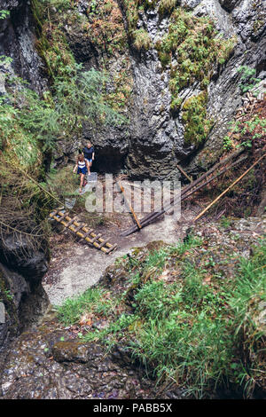 So genannte Fenster Wasserfall auf dem Wanderweg in Sucha Bela Canyon im Slowakischen Paradies Nationalpark, nördlichen Teil der Slowakischen Erzgebirge in der Slowakei Stockfoto