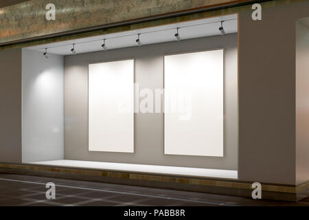 Leere Store Fenster in der Nacht. Zwei leere Plakate in beleuchtete Schaufenster präsentieren. 3D-Darstellung Stockfoto