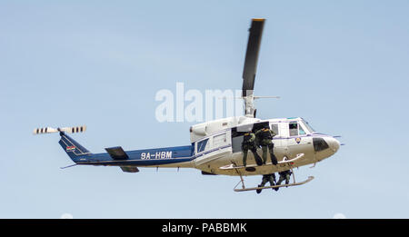 Die kroatische Polizei Hubschrauber ab 212 Stockfoto