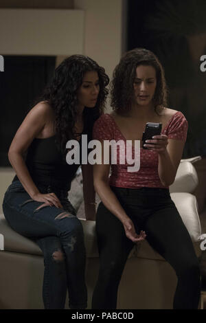 RELEASE DATUM: Titel: April 20, 2018 Studio: Global Road Entertainment REGISSEUR: Deon Taylor PLOT: ein Paar für ein romantisches Wochenende in den Bergen von einem Biker gang angesprochen. Allein in den Bergen, Brea und John muss sich gegen die Bande, die vor nichts zurückschrecken, um ihre Geheimnisse zu schützen. In den Hauptrollen: ROSELYN SANCHEZ als Malia, Paula Patton als Brea. (Bild: © Global Road Unterhaltung/Entertainment Bilder) Stockfoto