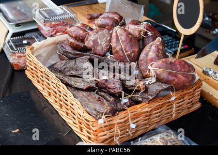 Geräuchertes Fleisch in einer Plastiktüte in einem Korb auf den Store Stockfoto