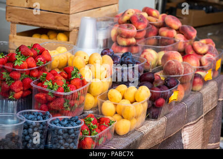 Obst in Kunststoffbehältern für Verkauf Stockfoto