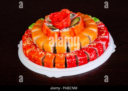 Philadelphia roll Cake mit Lachs, Krabben und Aal. Stockfoto