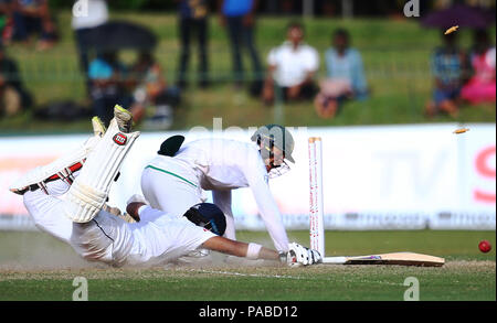 Sri Lanka. 21. Juli 2018. Sri Lanka's Kusal Mendis von Südafrikas wicketkeeper Quinton de Kock laufen während des zweiten Tages der 2. Test Match zwischen Sri Lanka und Südafrika an der singhalesischen Sport Club (SSC) International Cricket Stadion in Colombo, Sri Lanka am 21. Juli 2018. Credit: Pradeep Dambarage/Pacific Press/Alamy leben Nachrichten Stockfoto