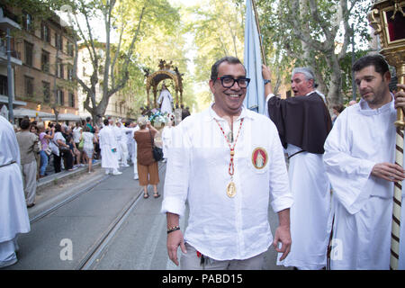 Rom, Italien. 21. Juli 2018. Guillermo Angellili, Prozession in Trastevere mit der Madonna gekleidet durch Gattinoni, zu Ehren der allerseligsten Jungfrau vom Berg Karmel während des traditionellen "Festa de Noantri". Credit: Matteo Nardone/Pacific Press/Alamy leben Nachrichten Stockfoto