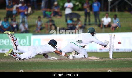 Sri Lanka. 21. Juli 2018. Sri Lanka's Kusal Mendis von Südafrikas wicketkeeper Quinton de Kock laufen während des zweiten Tages der 2. Test Match zwischen Sri Lanka und Südafrika an der singhalesischen Sport Club (SSC) International Cricket Stadion in Colombo, Sri Lanka am 21. Juli 2018. Credit: Pradeep Dambarage/Pacific Press/Alamy leben Nachrichten Stockfoto