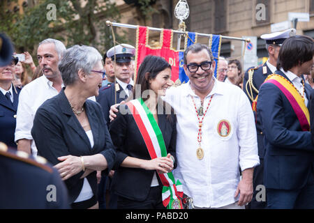 Rom, Italien. 21. Juli 2018. Virginia Raggi und Guillermo Angellili, Prozession in Trastevere mit der Madonna gekleidet durch Gattinoni, zu Ehren der allerseligsten Jungfrau vom Berg Karmel während des traditionellen "Festa de Noantri". Credit: Matteo Nardone/Pacific Press/Alamy leben Nachrichten Stockfoto