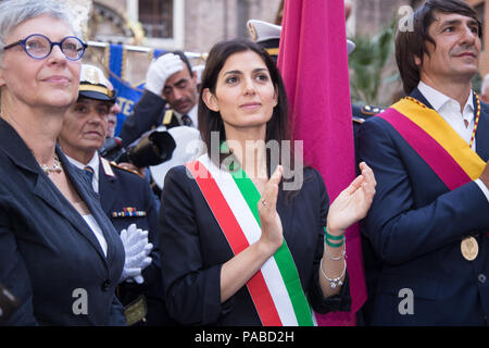 Rom, Italien. 21. Juli 2018. Der Bürgermeister von Rom Virginia Raggi Prozession in Trastevere mit der Madonna gekleidet durch Gattinoni, zu Ehren der allerseligsten Jungfrau vom Berg Karmel während des traditionellen "Festa de Noantri" Credit: Matteo Nardone/Pacific Press/Alamy leben Nachrichten Stockfoto