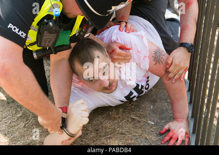 Cambridge uk, 2018-Juli-21 Mill Road der Freien Tommy Gruppe begann, ihren Protest friedlich, dann ein Mann mit einem roten Spray verwendet und Polizei waren schnell festhalten Stockfoto