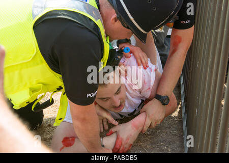 Cambridge uk, 2018-Juli-21 Mill Road der Freien Tommy Gruppe begann, ihren Protest friedlich, dann ein Mann mit einem roten Spray verwendet und Polizei waren schnell festhalten Stockfoto