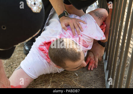 Cambridge uk, 2018-Juli-21 Mill Road der Freien Tommy Gruppe begann, ihren Protest friedlich, dann ein Mann mit einem roten Spray verwendet und Polizei waren schnell festhalten Stockfoto